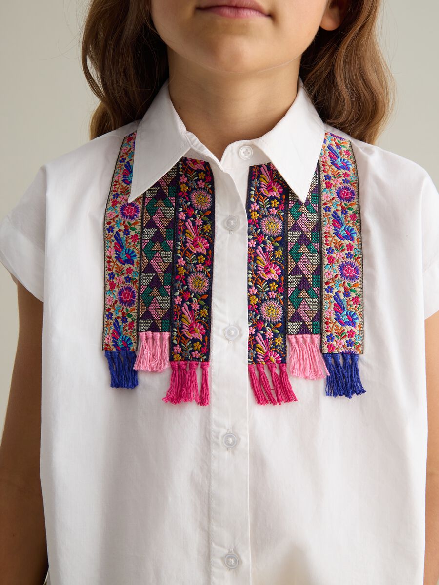 Girls' white cropped cotton shirt with decorations_2
