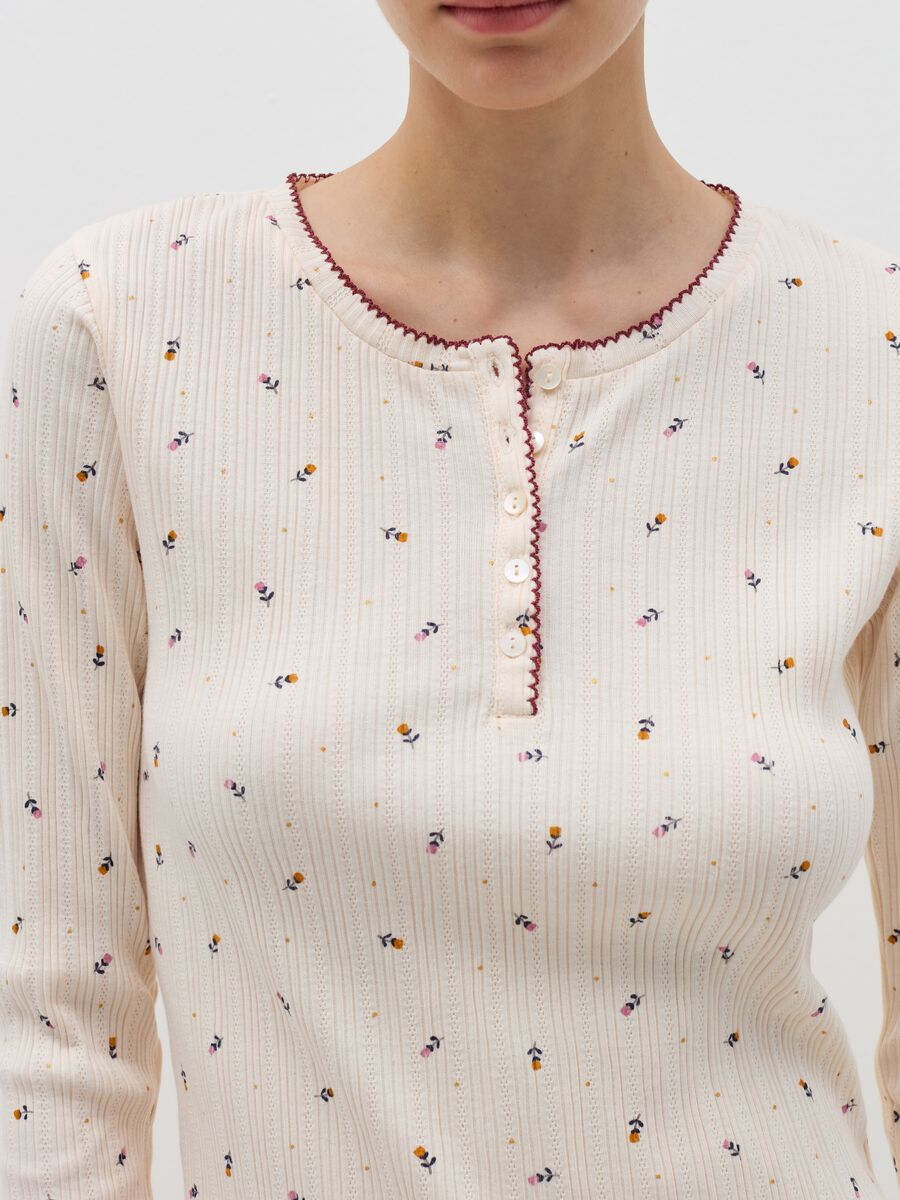 Pyjama top with small flowers and polka dots in foil_2