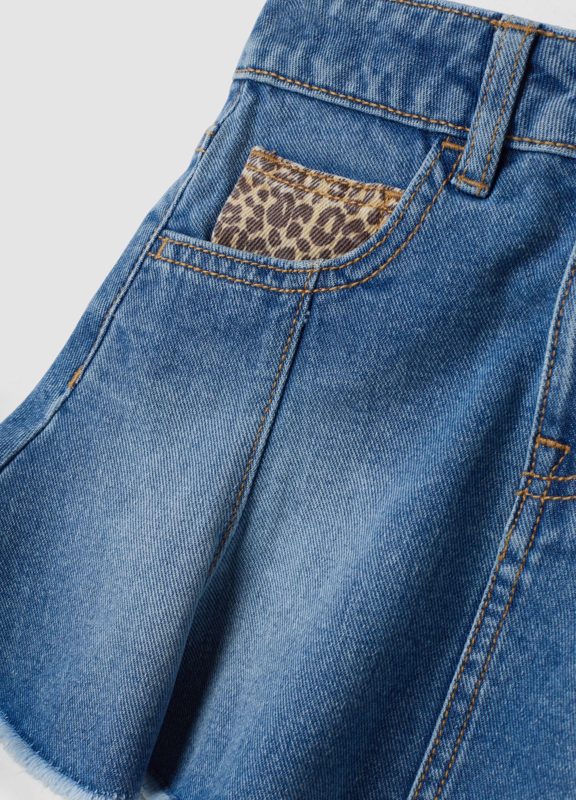 Gonna denim blu in puro cotone con orlo sfrangiato