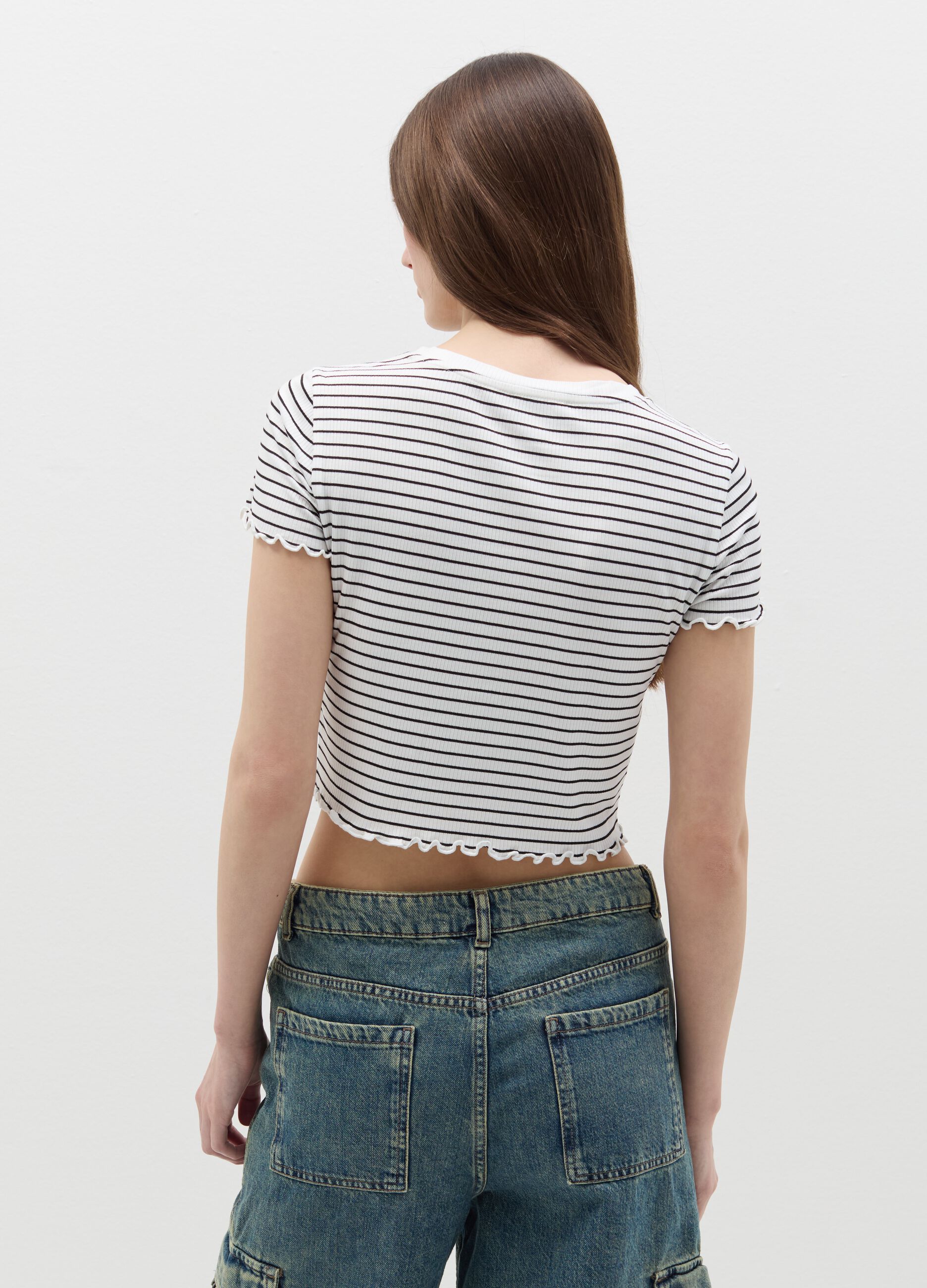 Flat-ribbed T-shirt with wavy edging