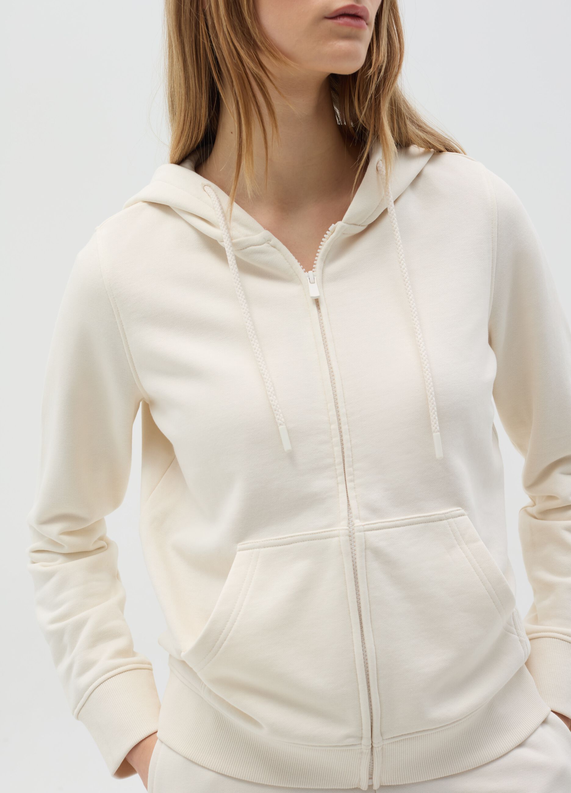 Essential full-zip sweatshirt with hood