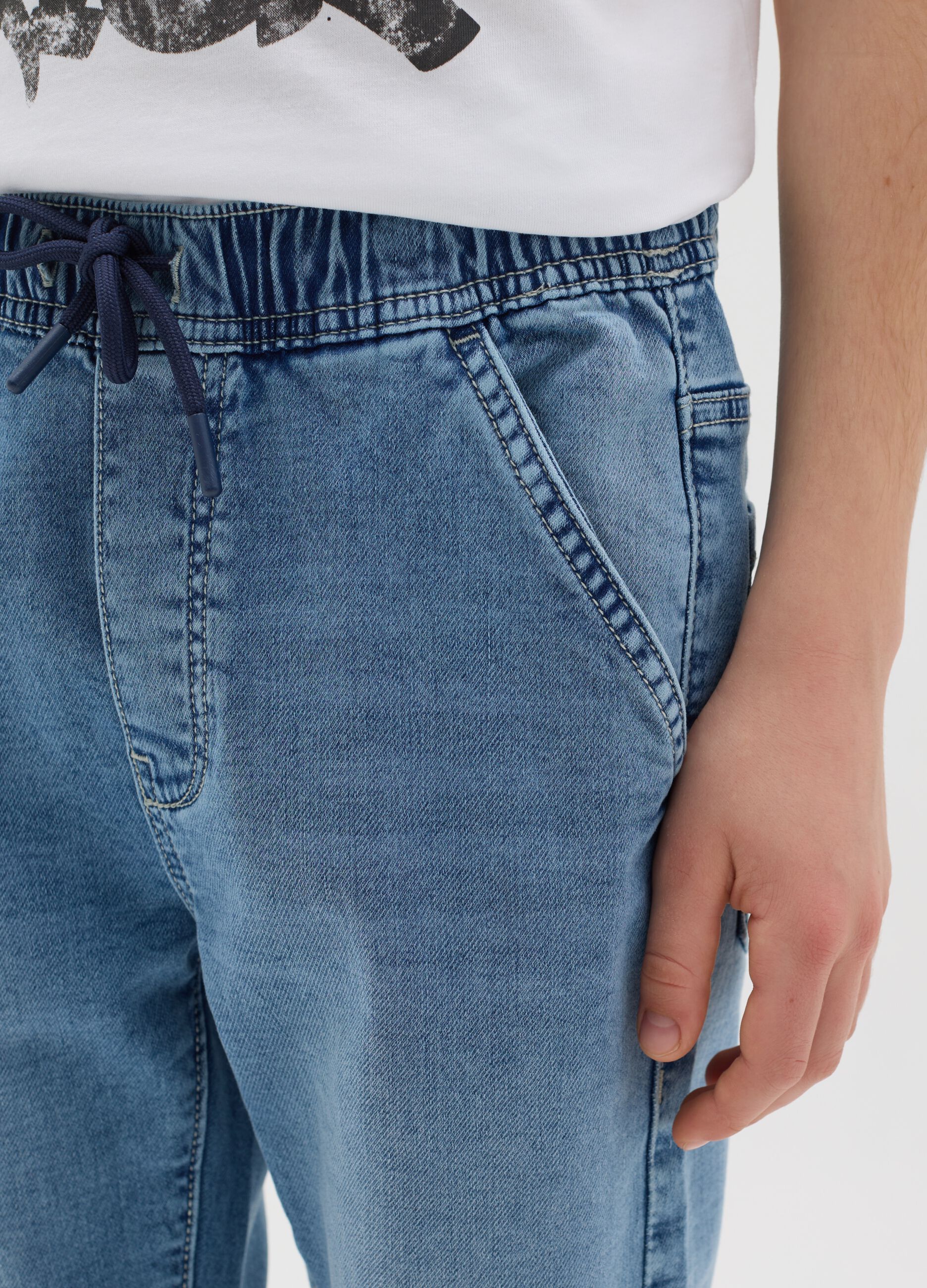 Joggers in denim con coulisse 