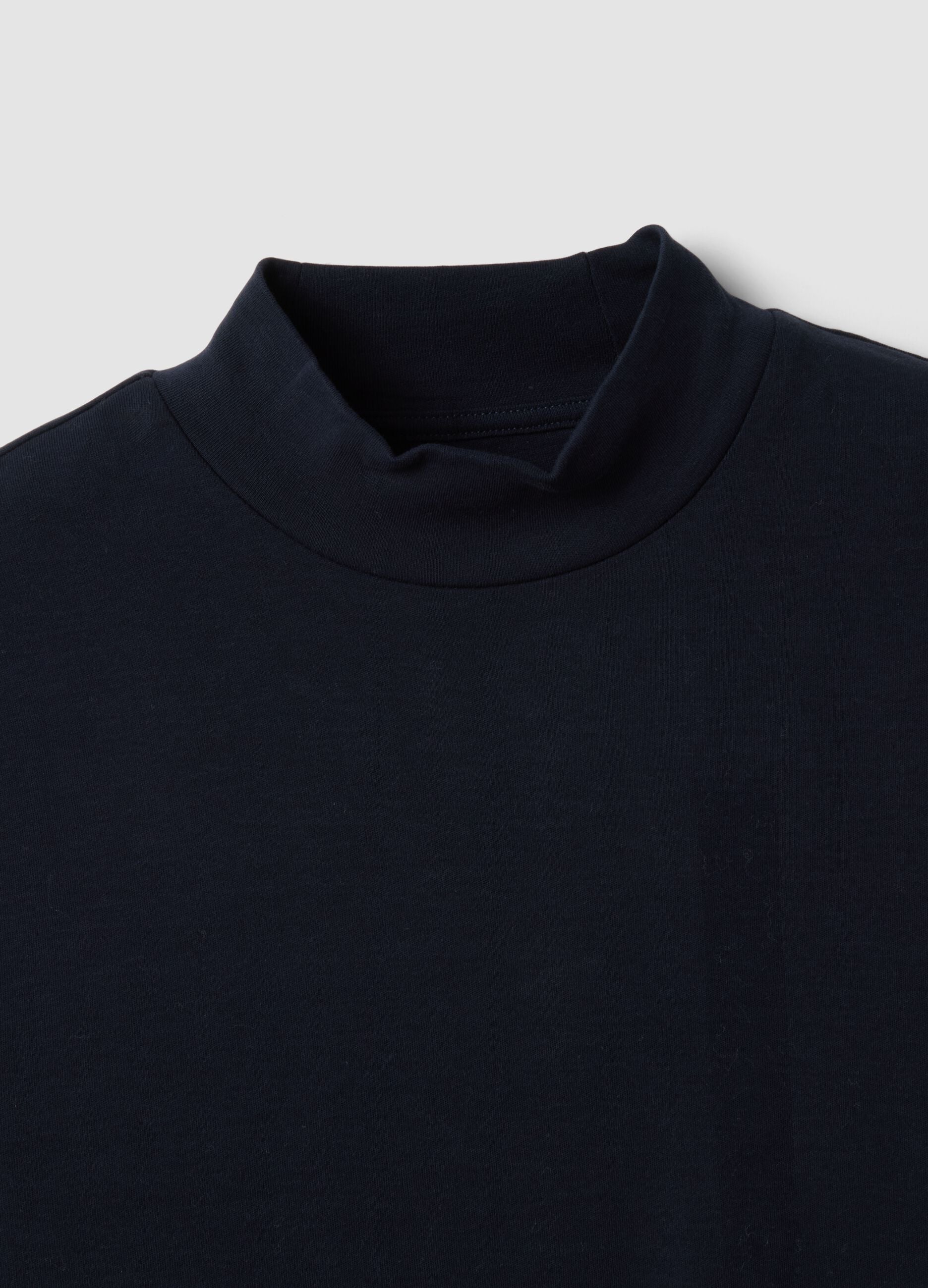 T-shirt blu in puro cotone con collo rialzato strutturato
