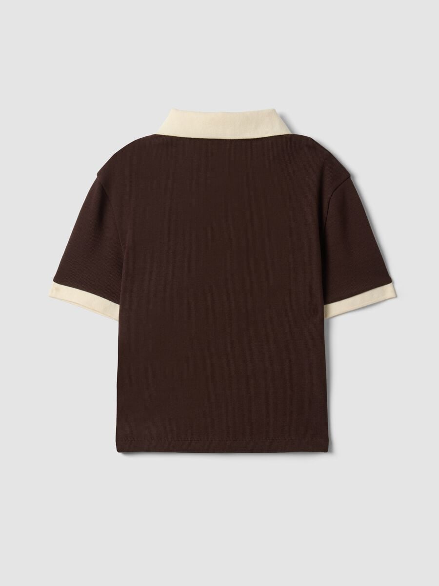 Polo crop marrone in cotone elasticizzato con stampa regular fit_2