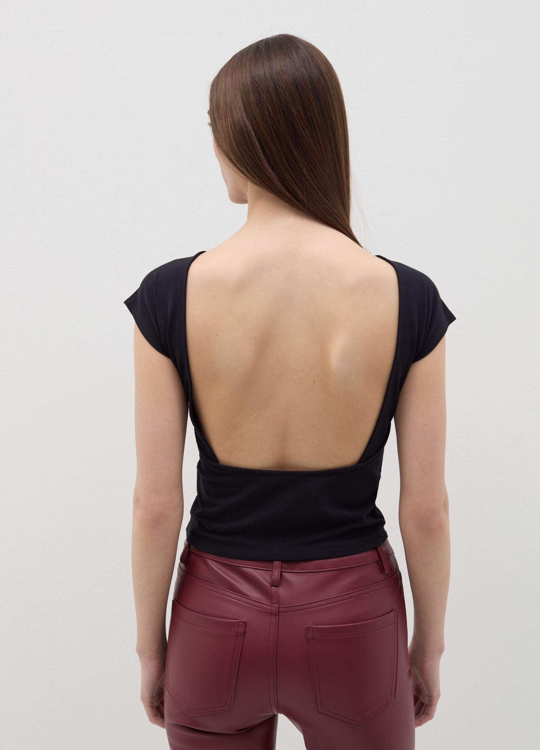 T-shirt with print and bare back