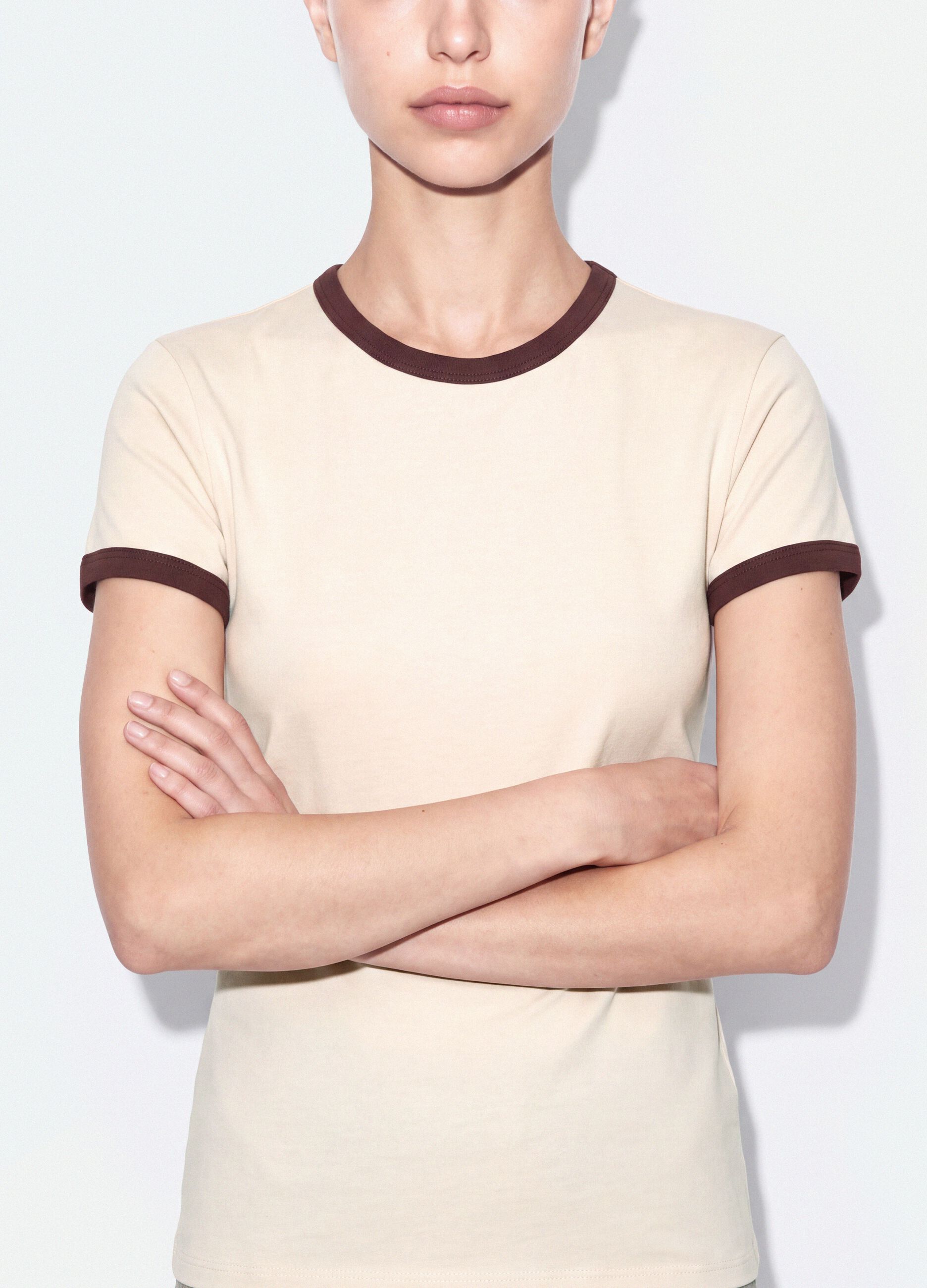 Beige fitted stretch cotton T-shirt with contrast trims