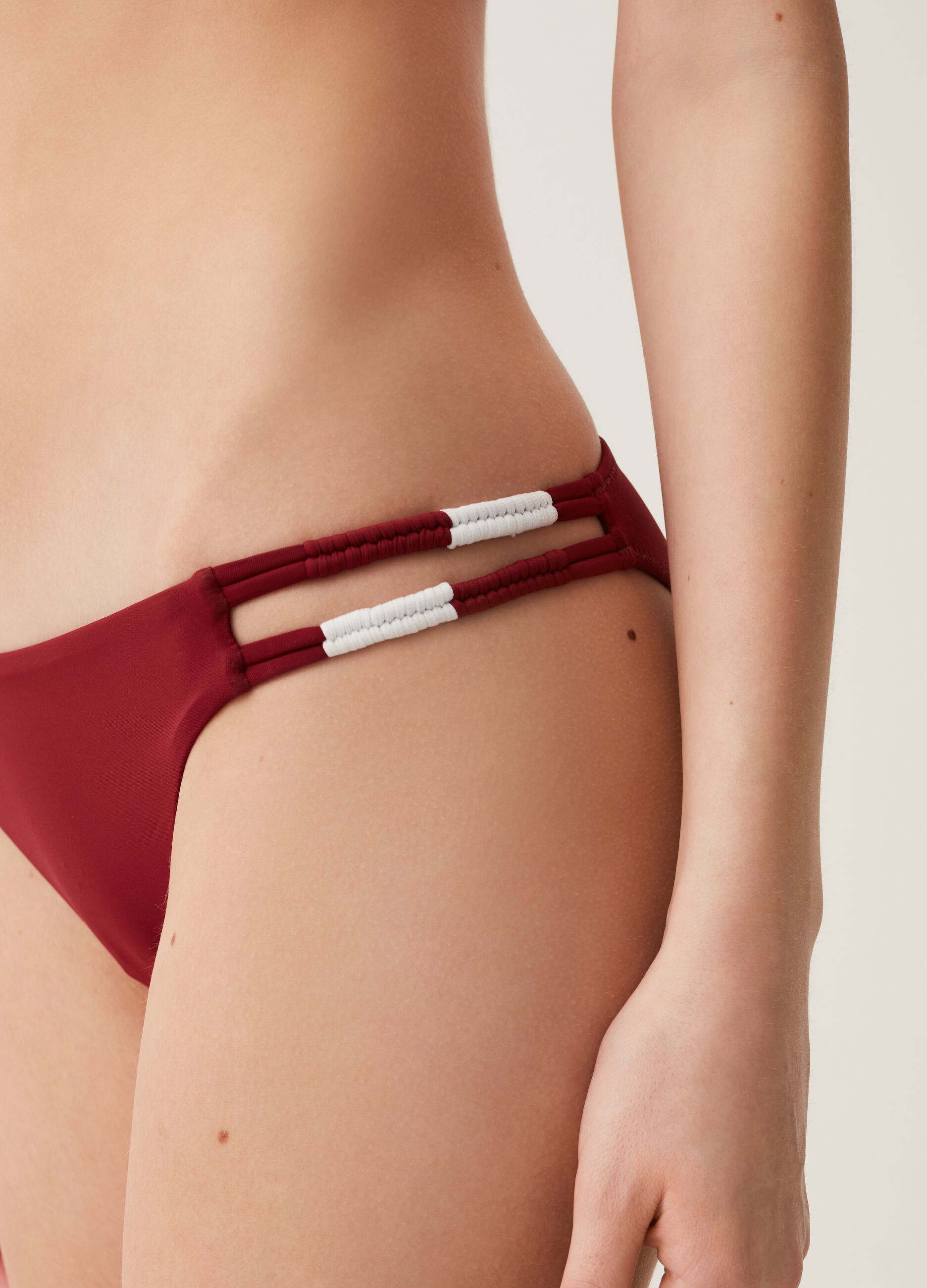 Tanga bikini con dettagli a contrasto_3