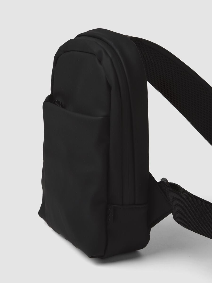 Borsa sportiva nera a tracolla con tasca frontale idrorepellente_2