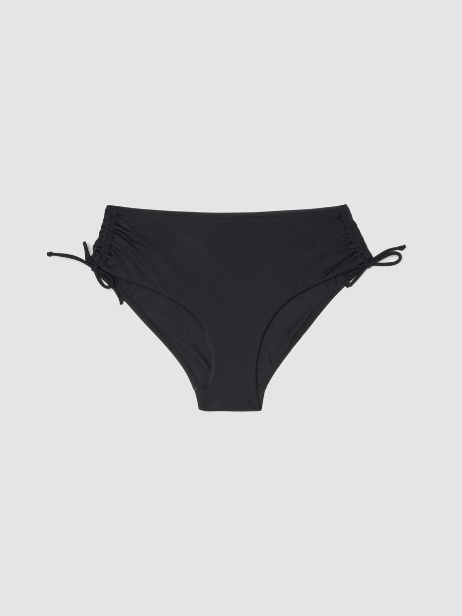 Slip da mare elasticizzato nero con dettagli arricciati_4