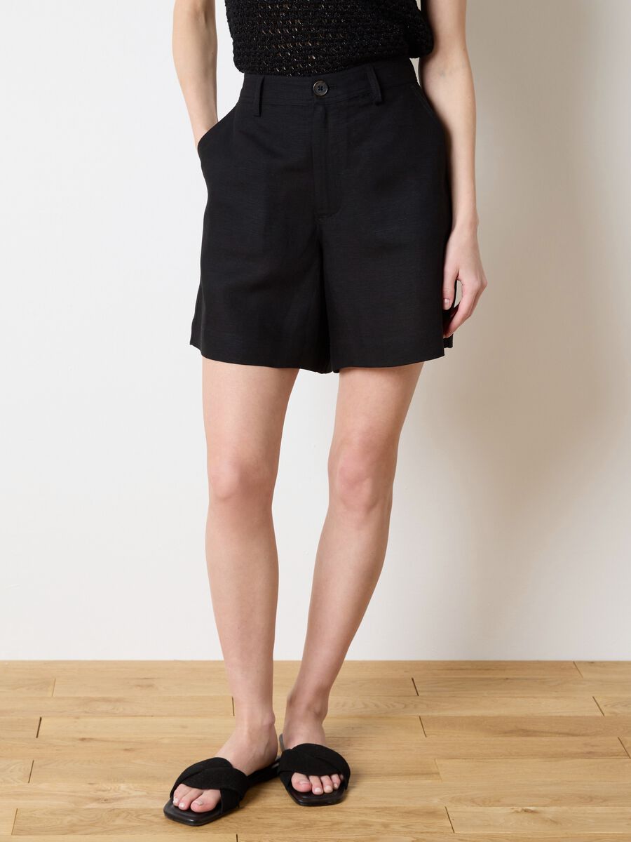 Black Bermuda shorts in linen and viscose_1