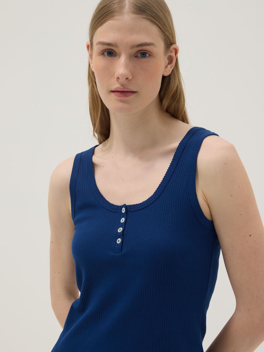 Maglietta in puro cotone blu regular fit con collo serafino_3