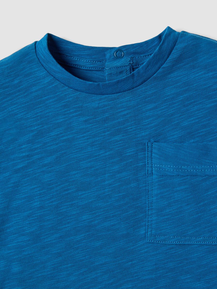 T-shirt in puro cotone blu da bimbo regular fit con tasca_2