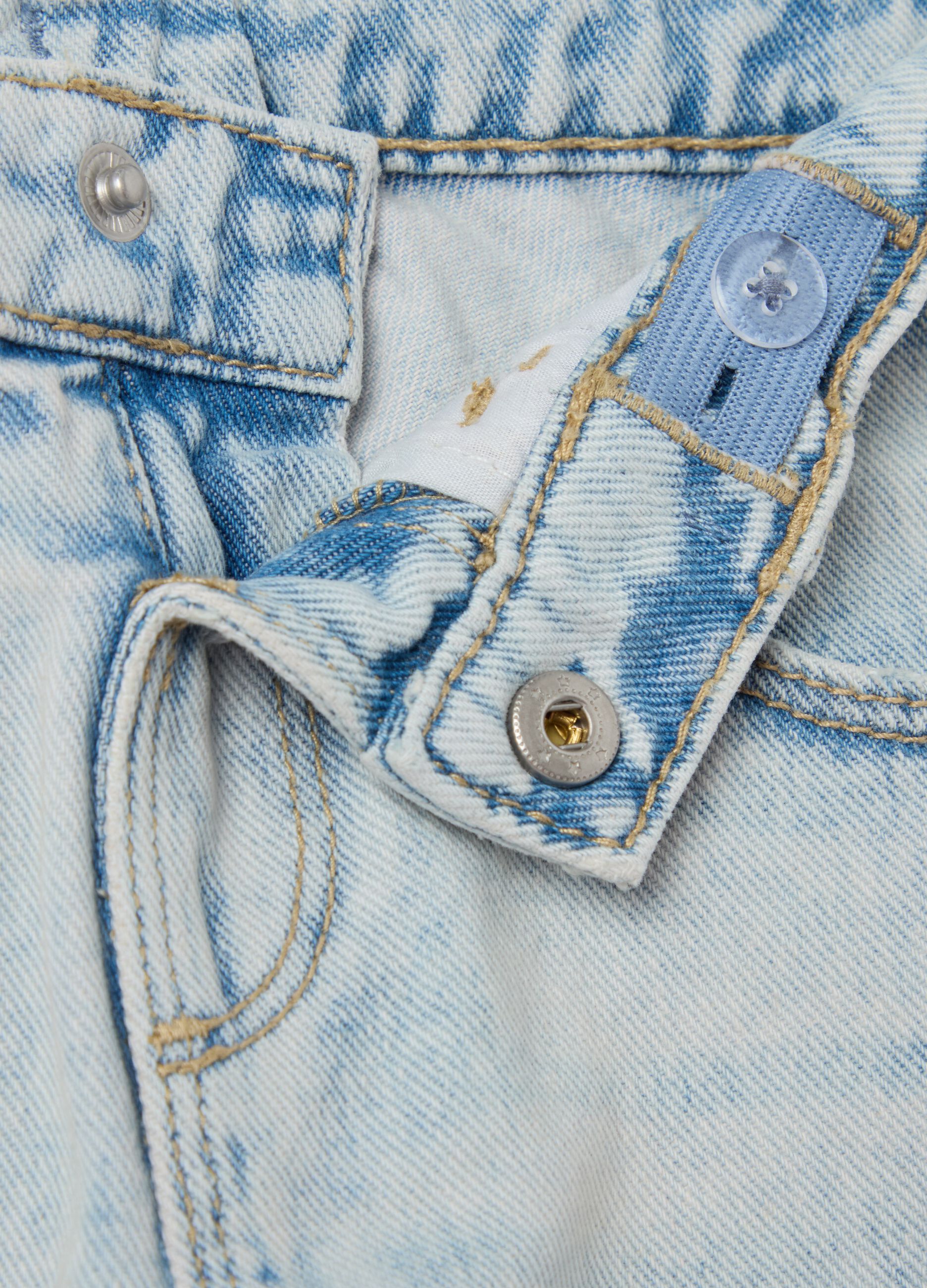 Jeans cinque tasche con abrasioni 