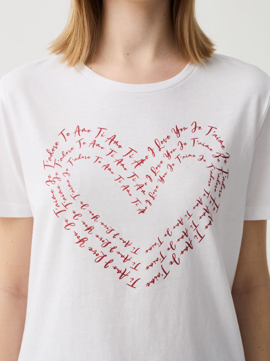 T-shirt con stampa glitter cuore lettering_1