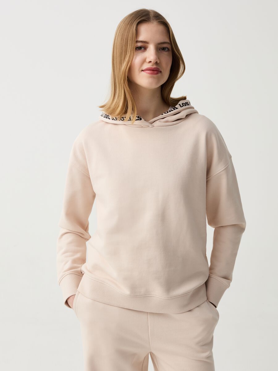 Essential sweatshirt with hood and print_0