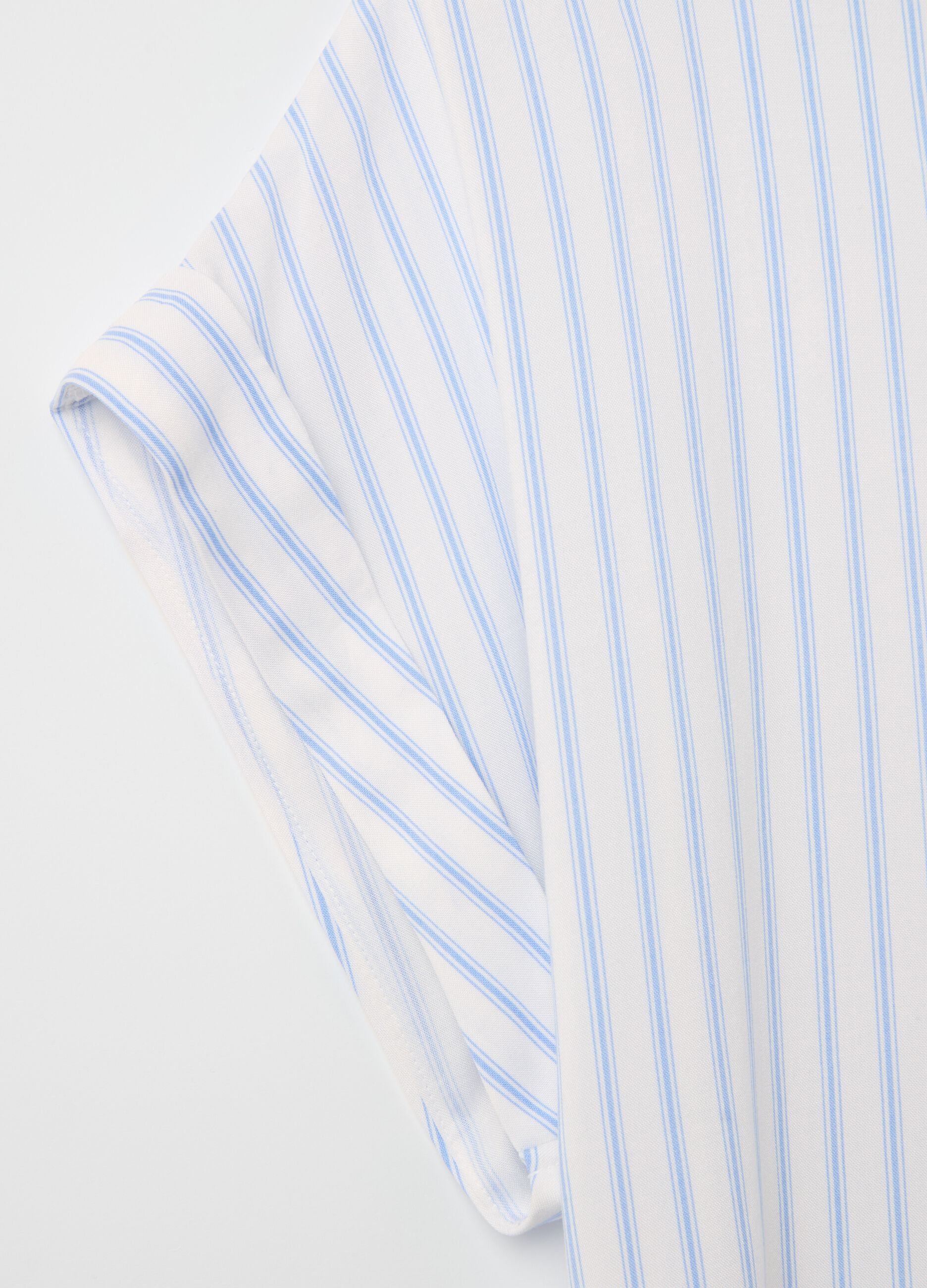 Curvy blouse with V neckline and pattern