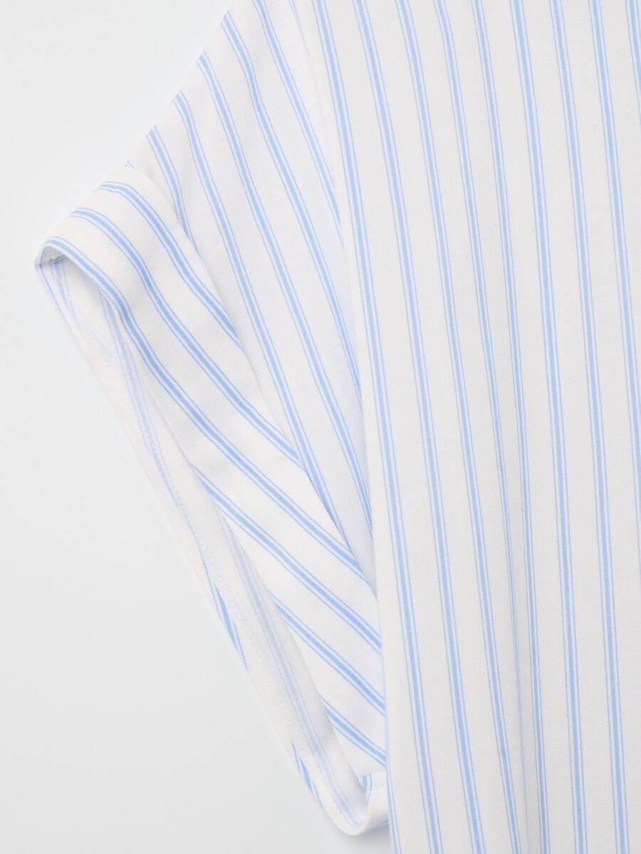 Curvy blouse with V neckline and pattern_5
