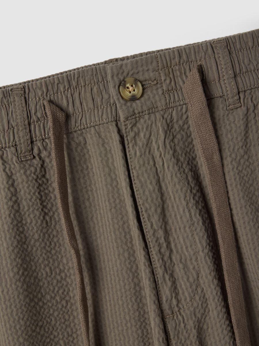 Pantaloni chino in cotone elasticizzato marrone regular fit_1