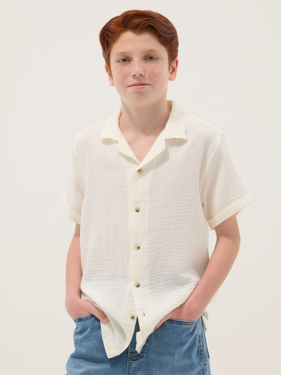 Camicia bianca in puro cotone da ragazzo con texture stropicciata_0