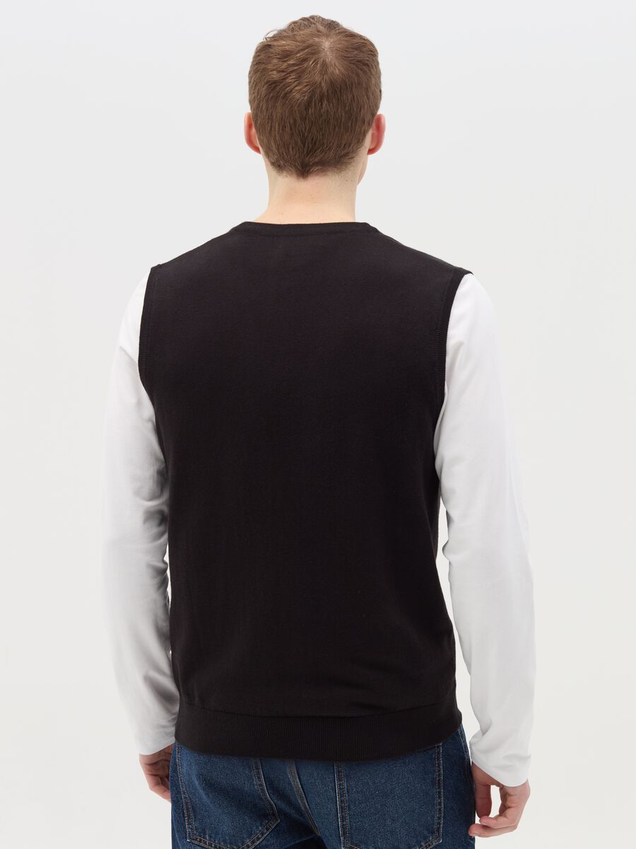 Gilet with V neck and buttons_3
