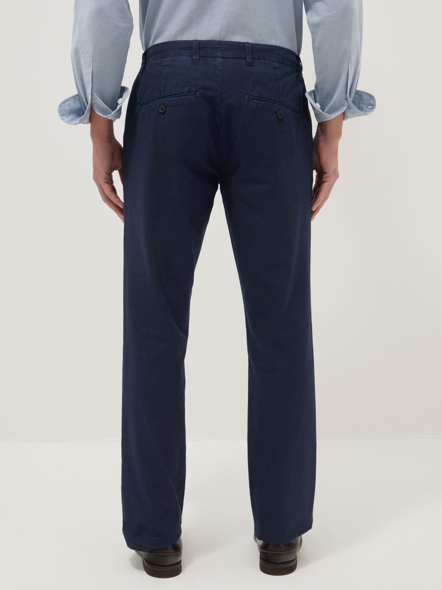 Pantaloni chino blu in misto lino e cotone regular fit_2