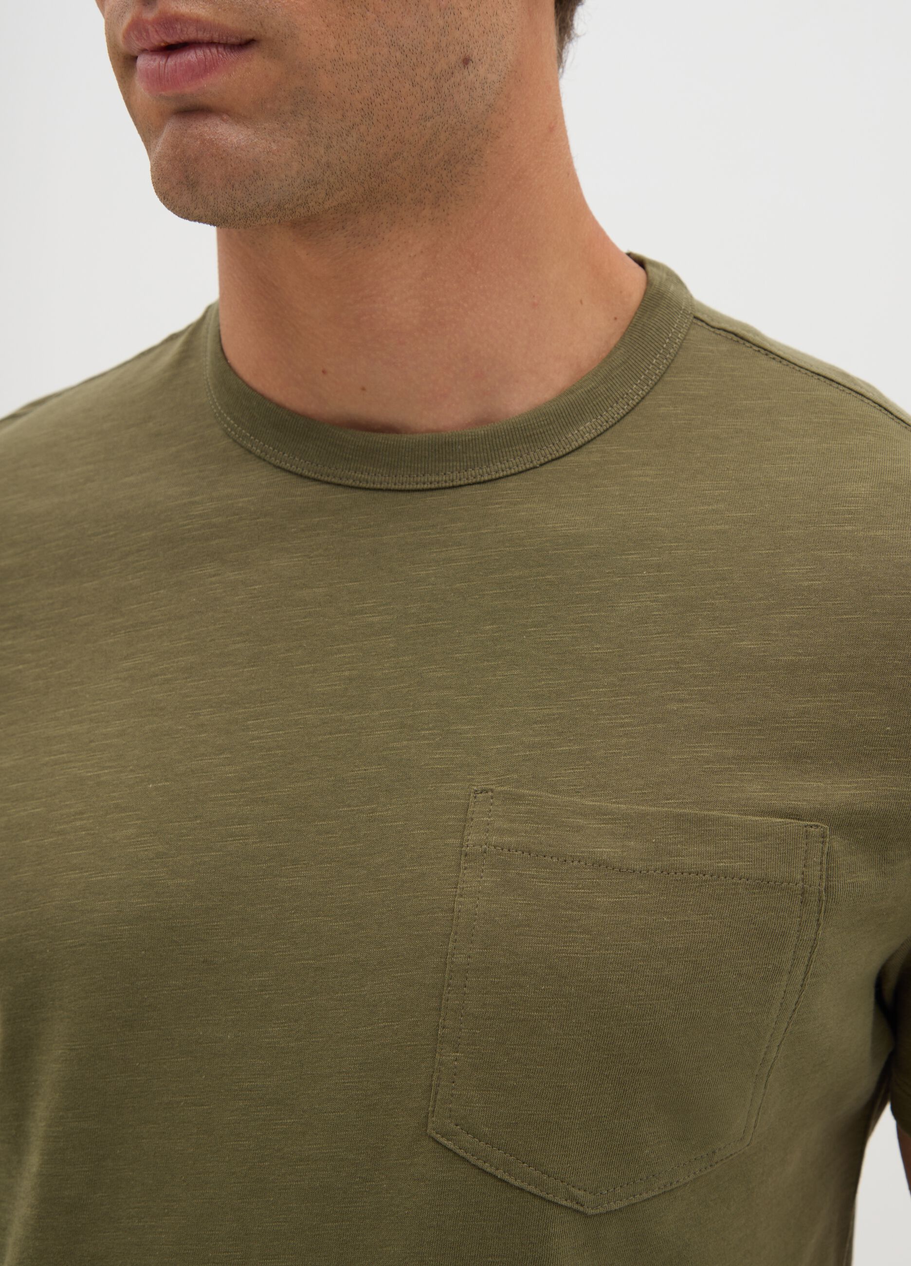 T-shirt da uomo in puro cotone verde regular fit con taschino