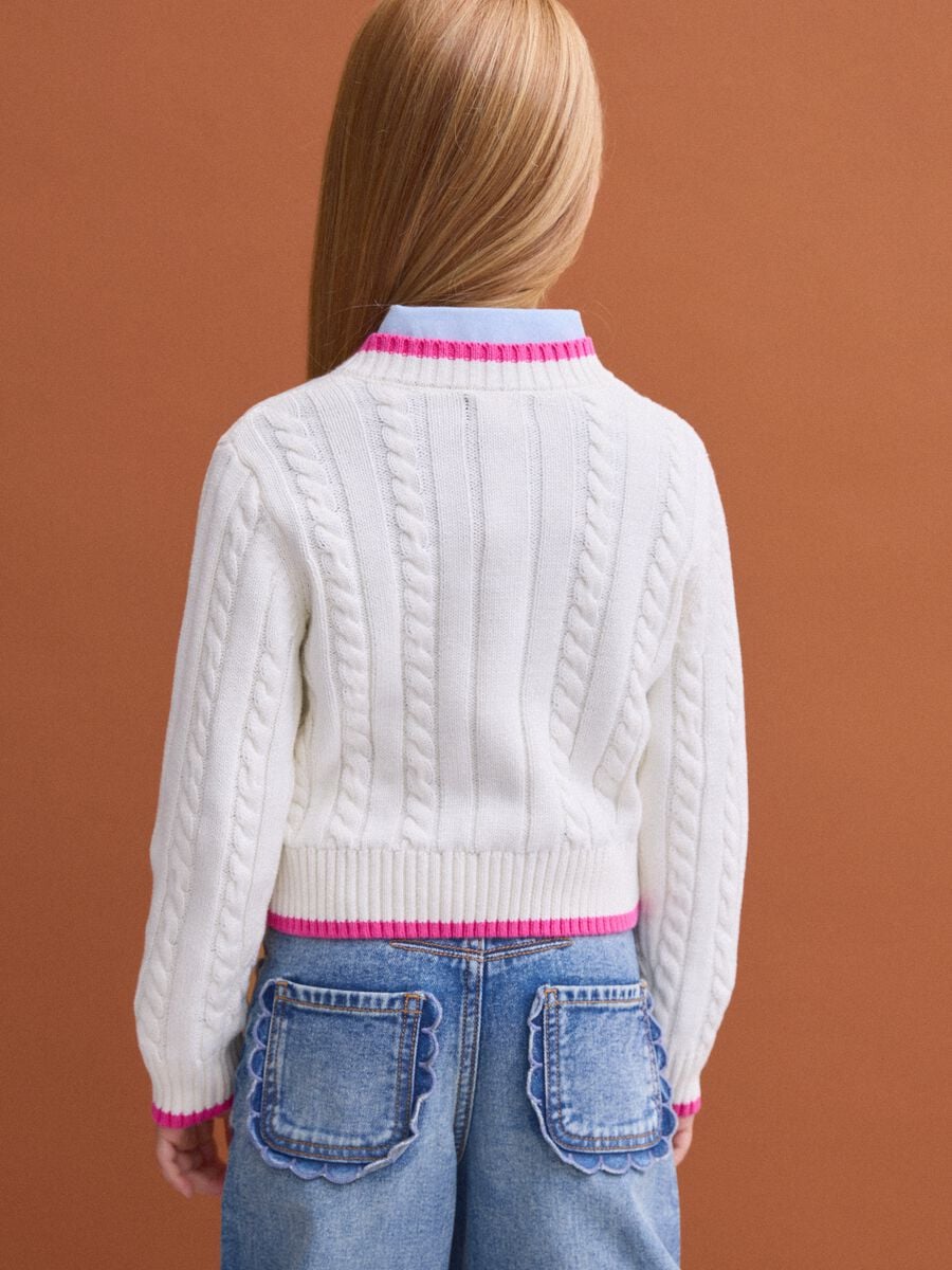 Maglia bianca in puro cotone a trecce con scollo a V per bambina_2