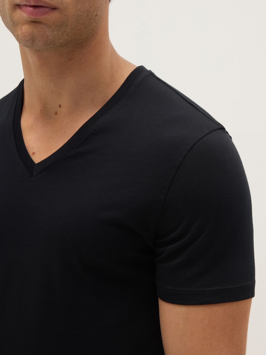 T-shirt in puro cotone nero regular fit con collo a V_3