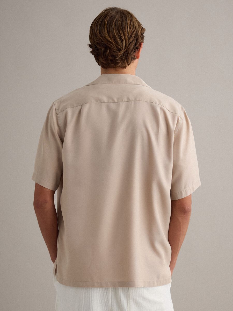 Camicia beige in pura viscosa con collo bowling_3