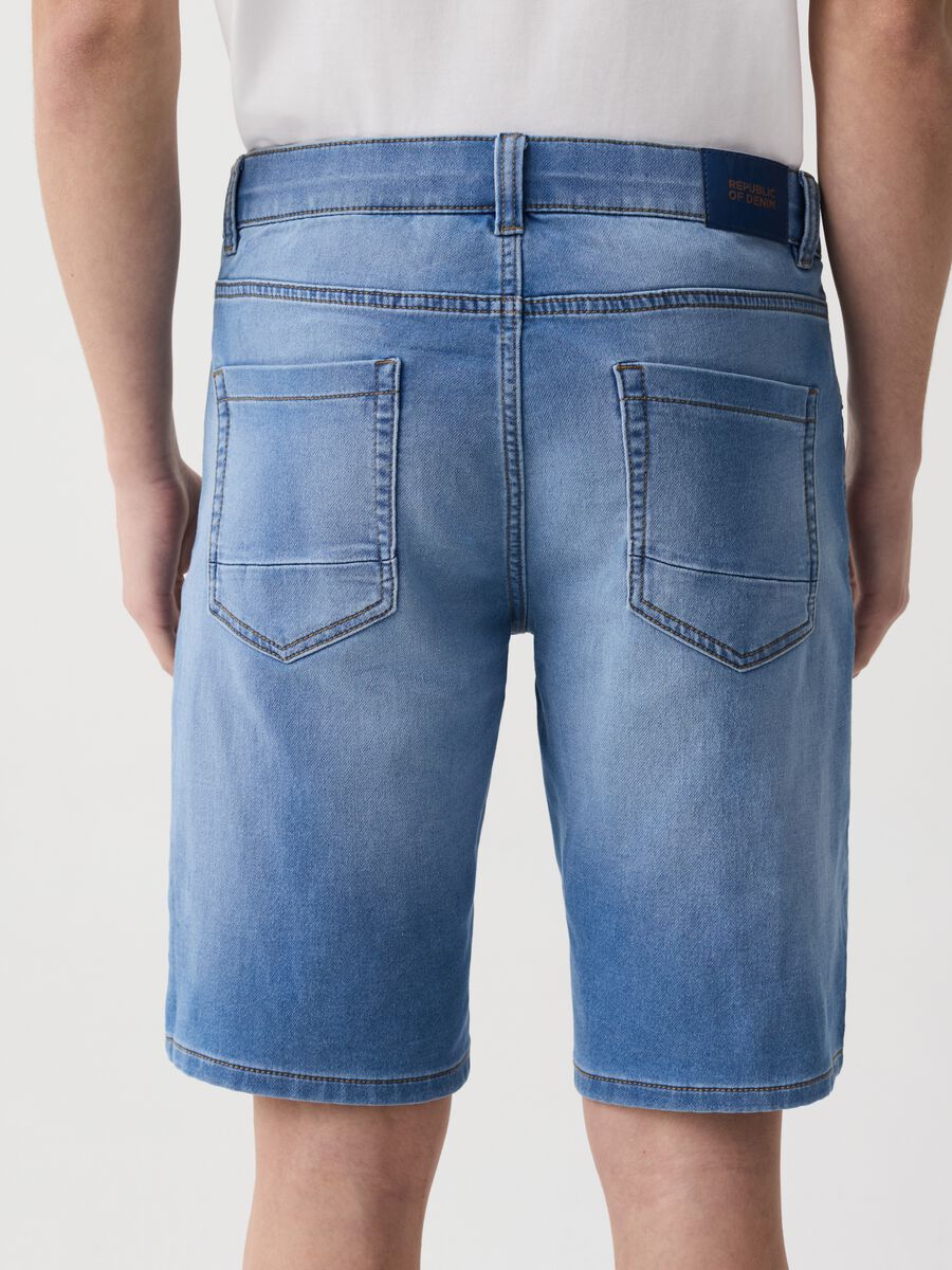 Slim-fit Bermuda shorts in denim with five pockets_2