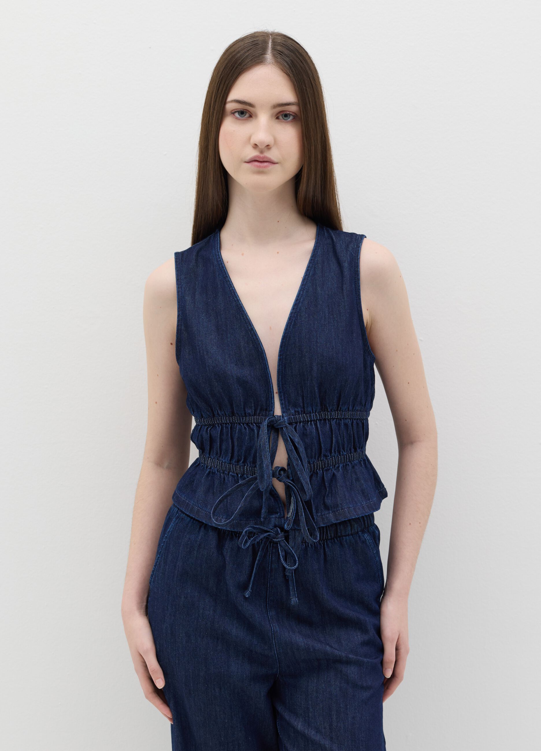 Top in denim con laccetti