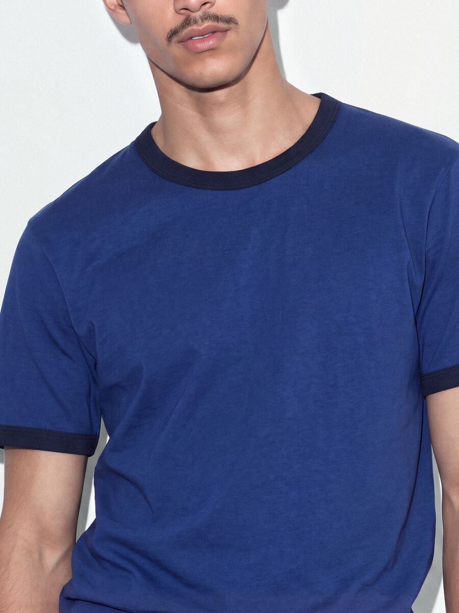 T-shirt fitted blu in puro cotone con profili a contrasto_4