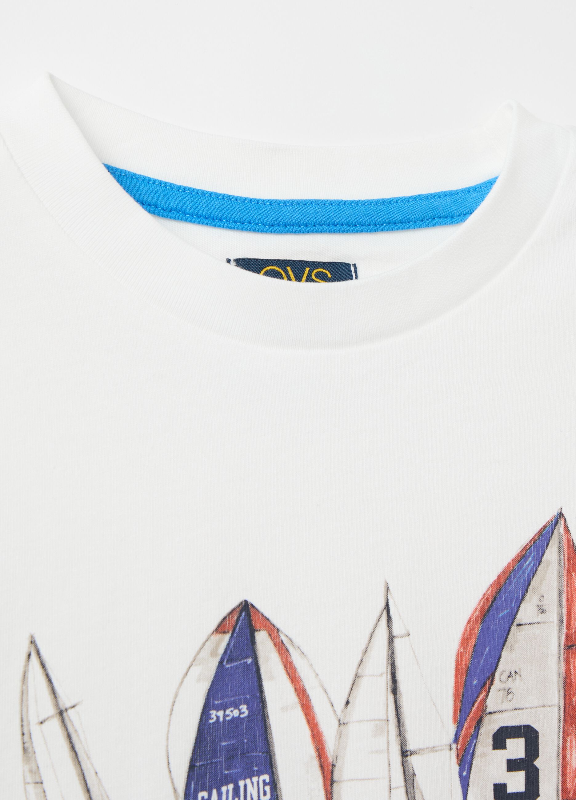 T-shirt in cotone con stampa barche a vela 