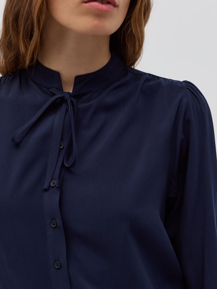 Blusa in viscosa con foulard_3