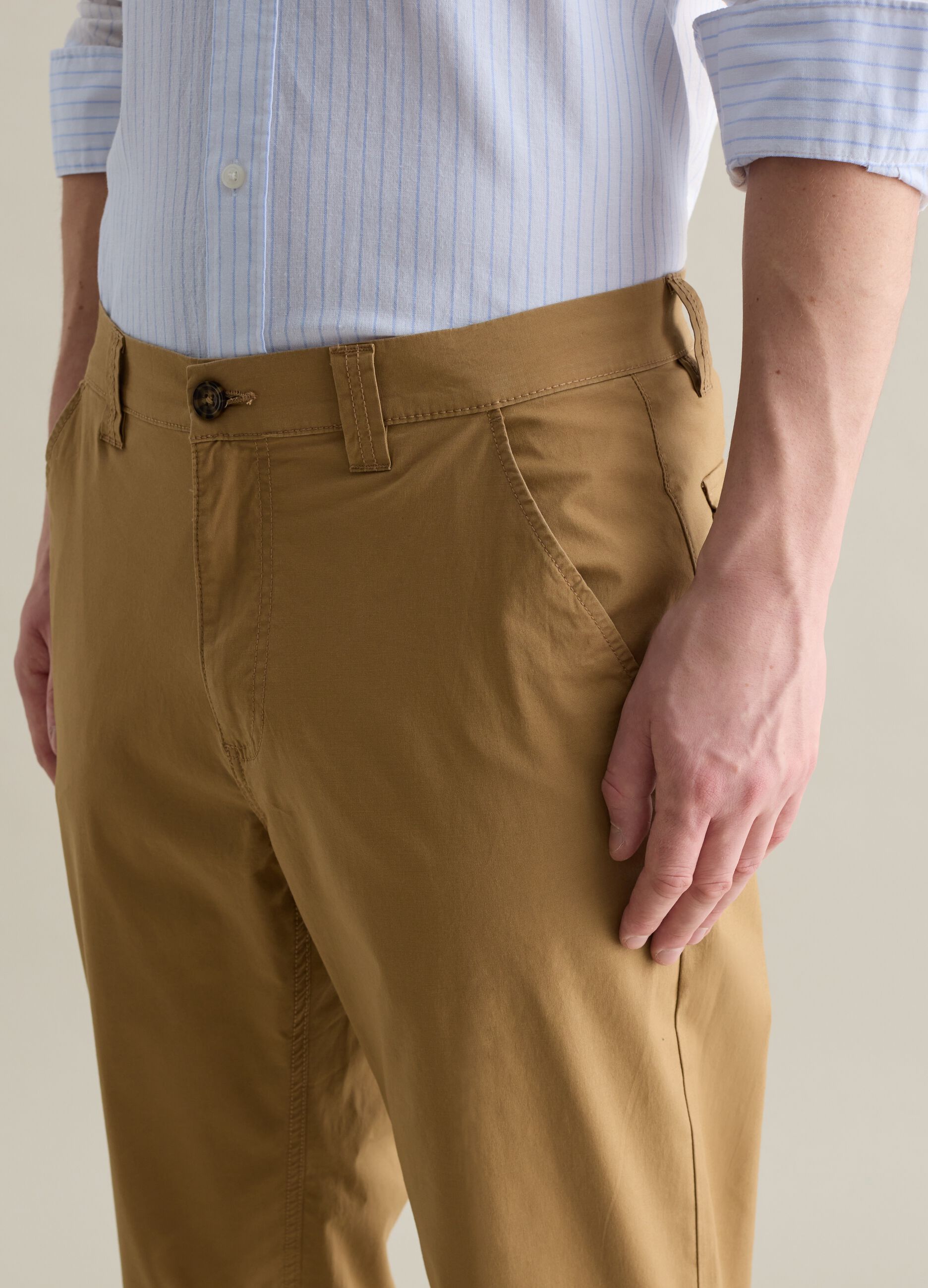 Beige chino trousers in stretch cotton with pockets