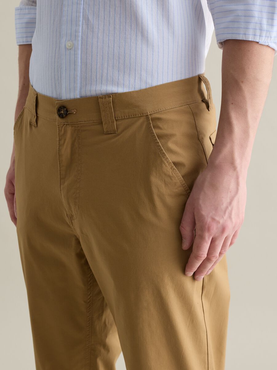 Beige chino trousers in stretch cotton with pockets_2