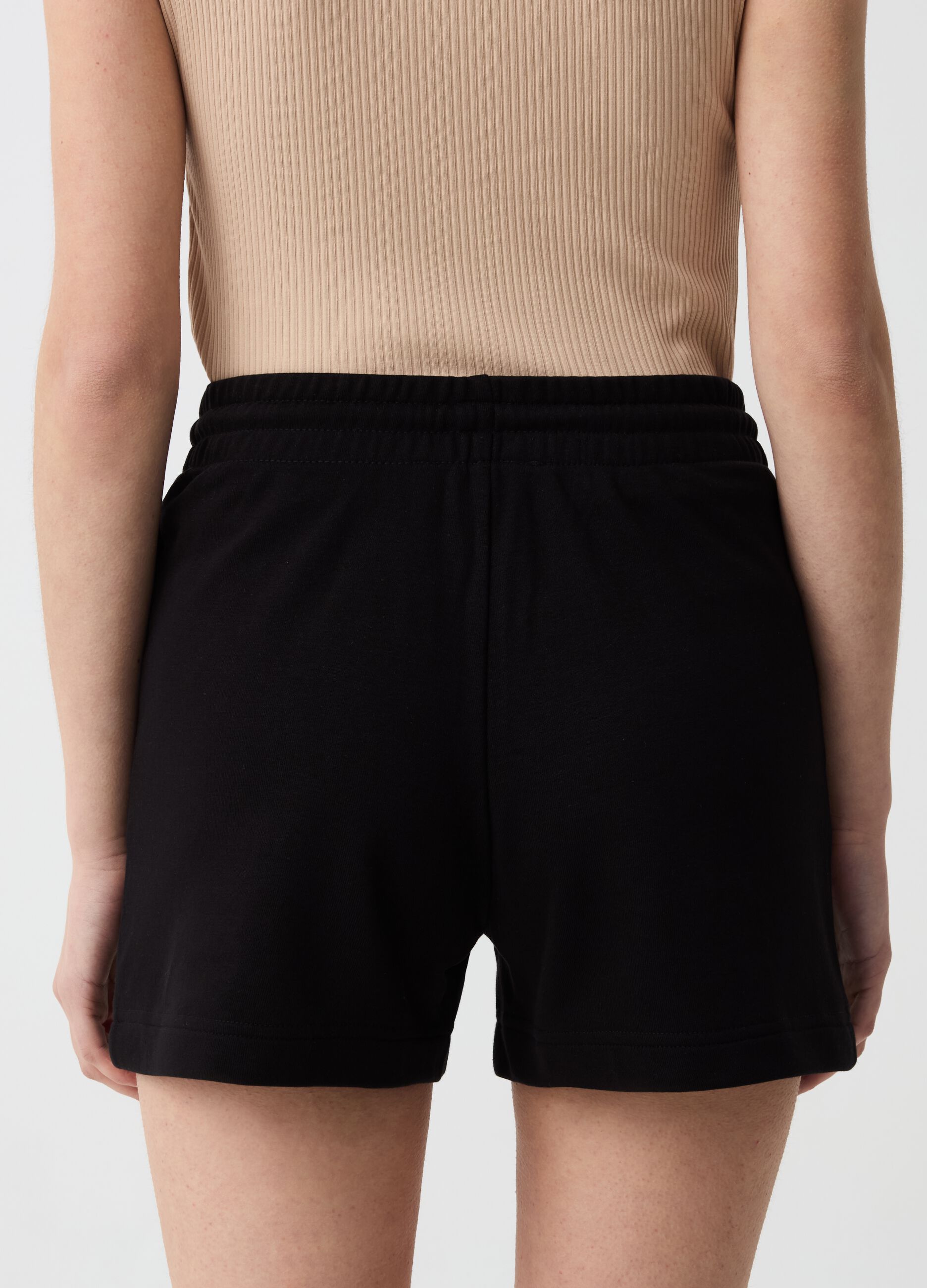 Essential shorts with raised stitching