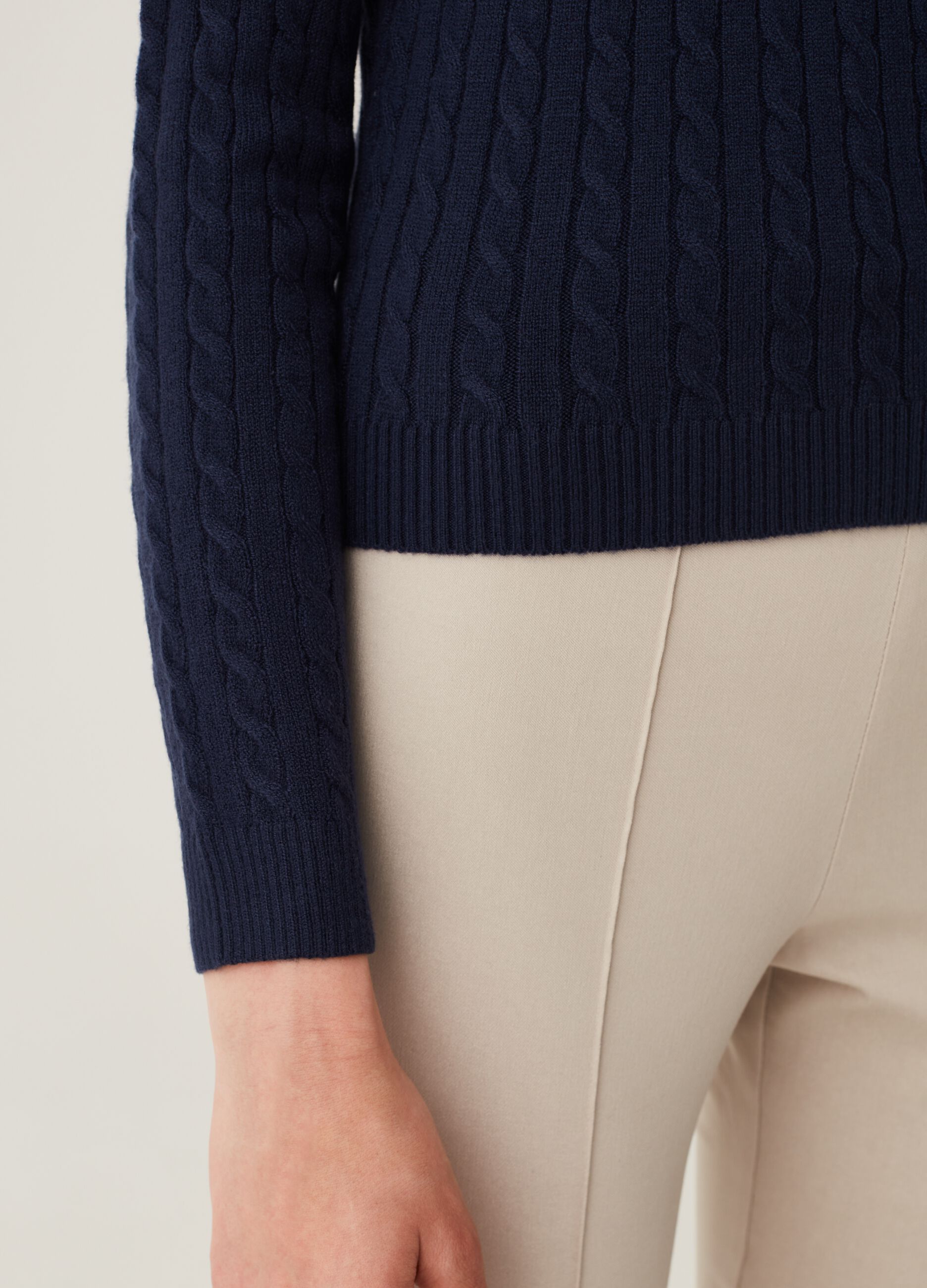 Pullover girocollo con lavorazione a coste_3
