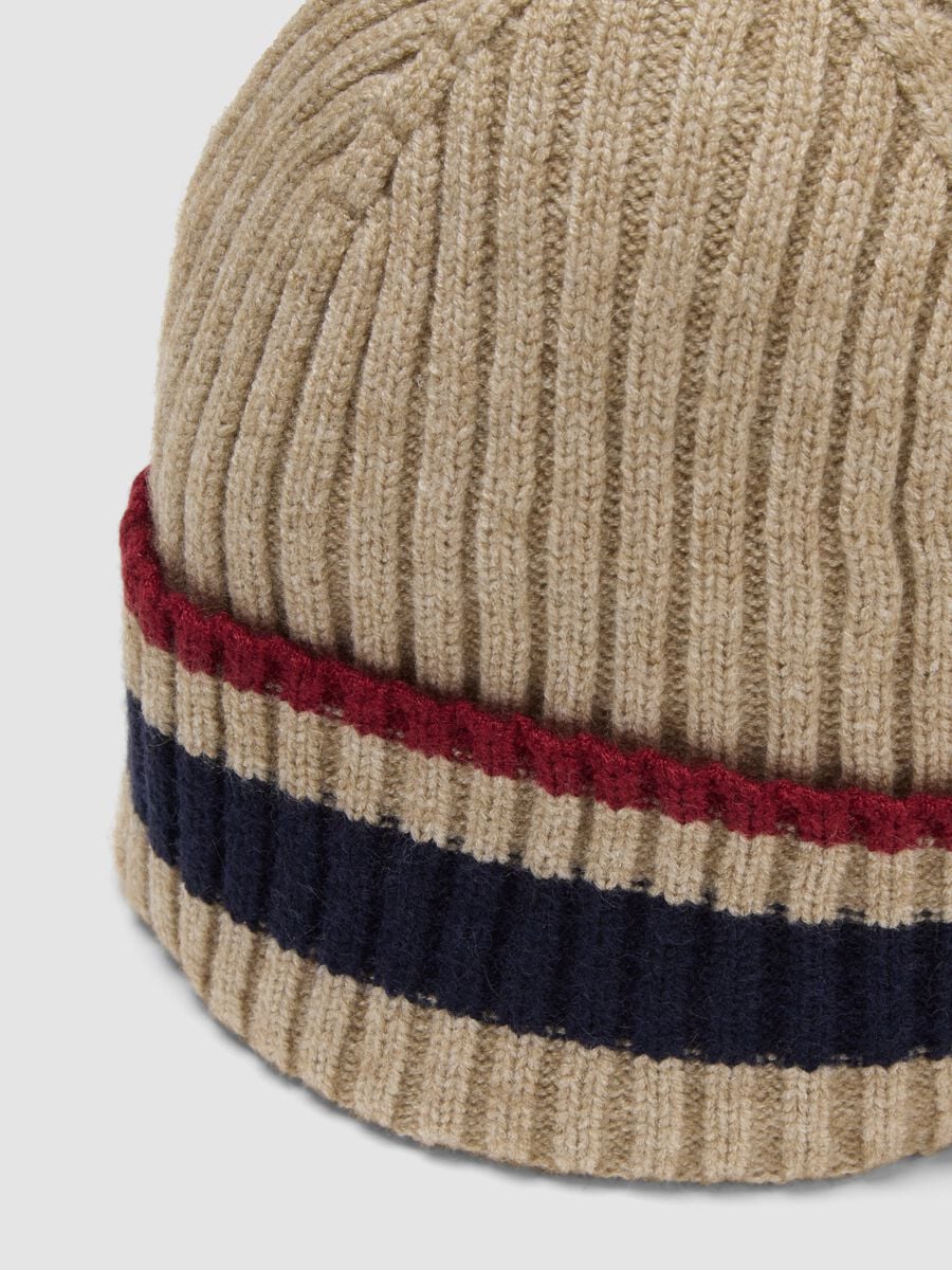 Berretto beige in misto viscosa e lana a coste_2