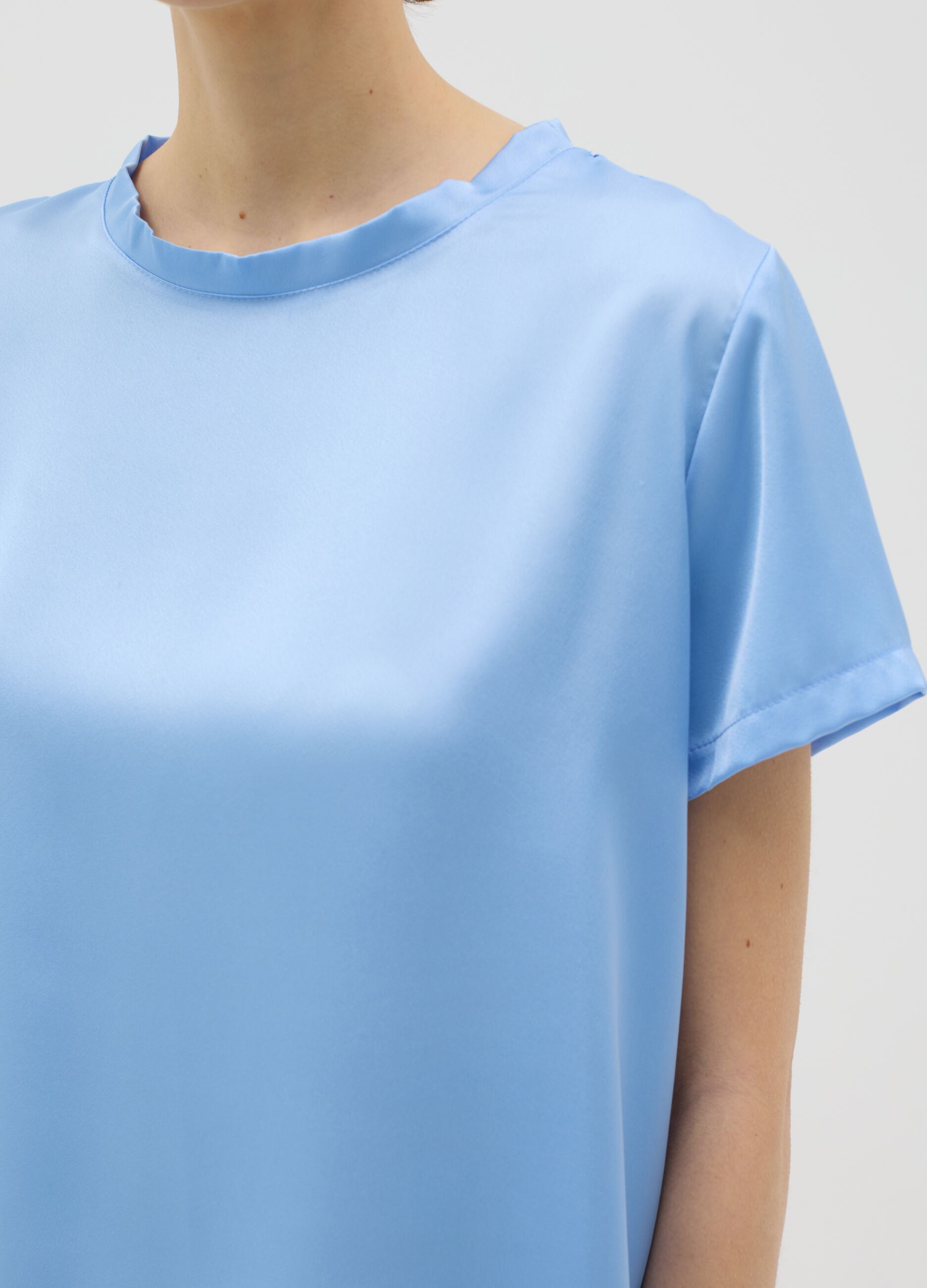 T-shirt in satin azzurra