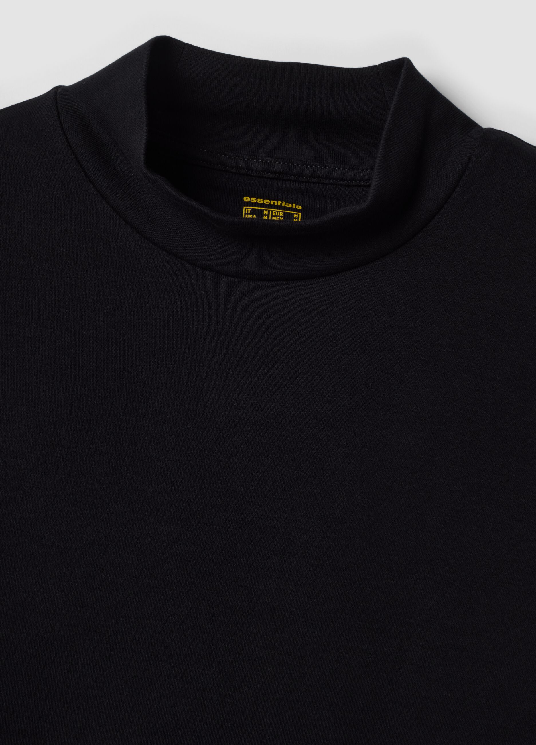 T-shirt nera in puro cotone con collo rialzato strutturato