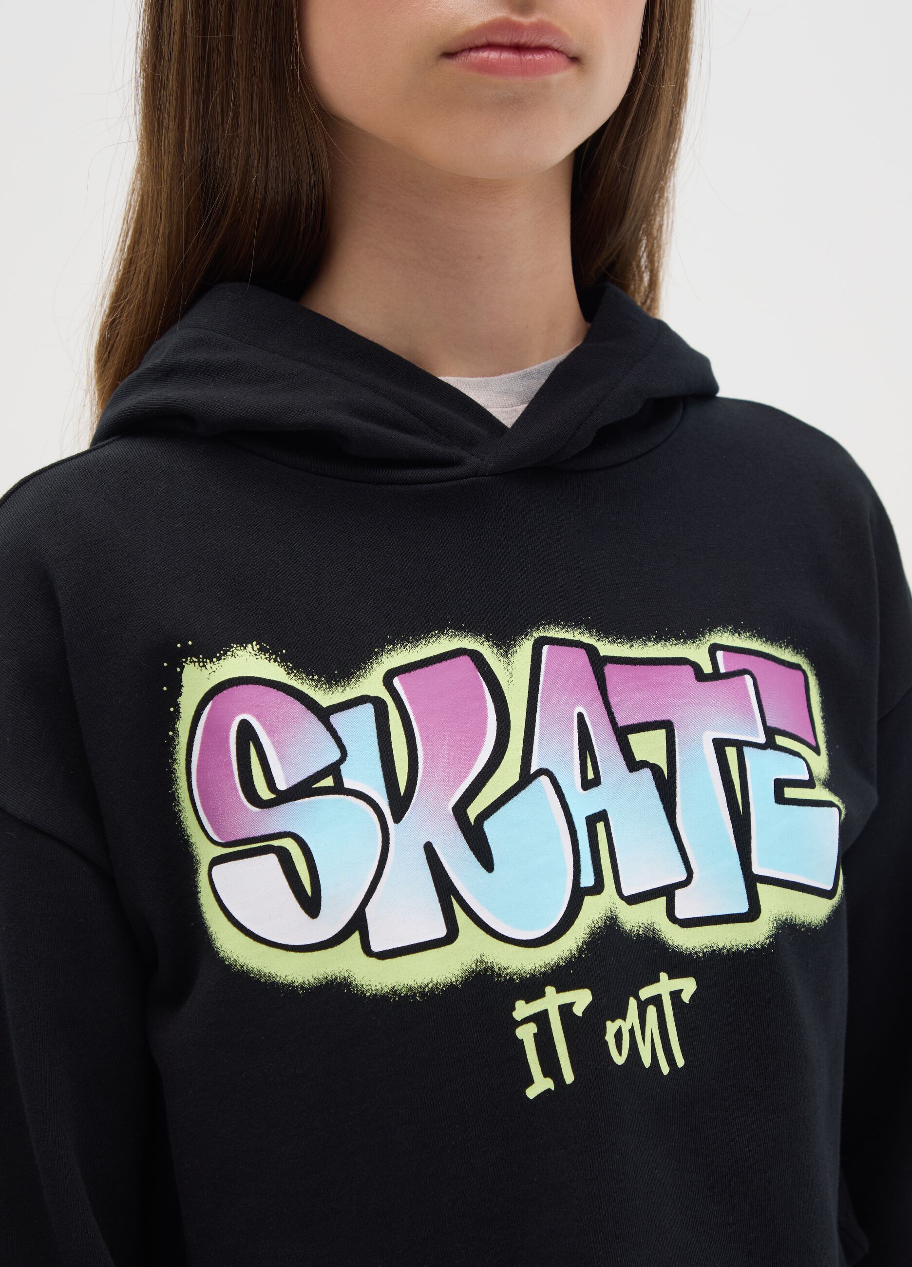Felpa crop con cappuccio e stampa "Skate it out"