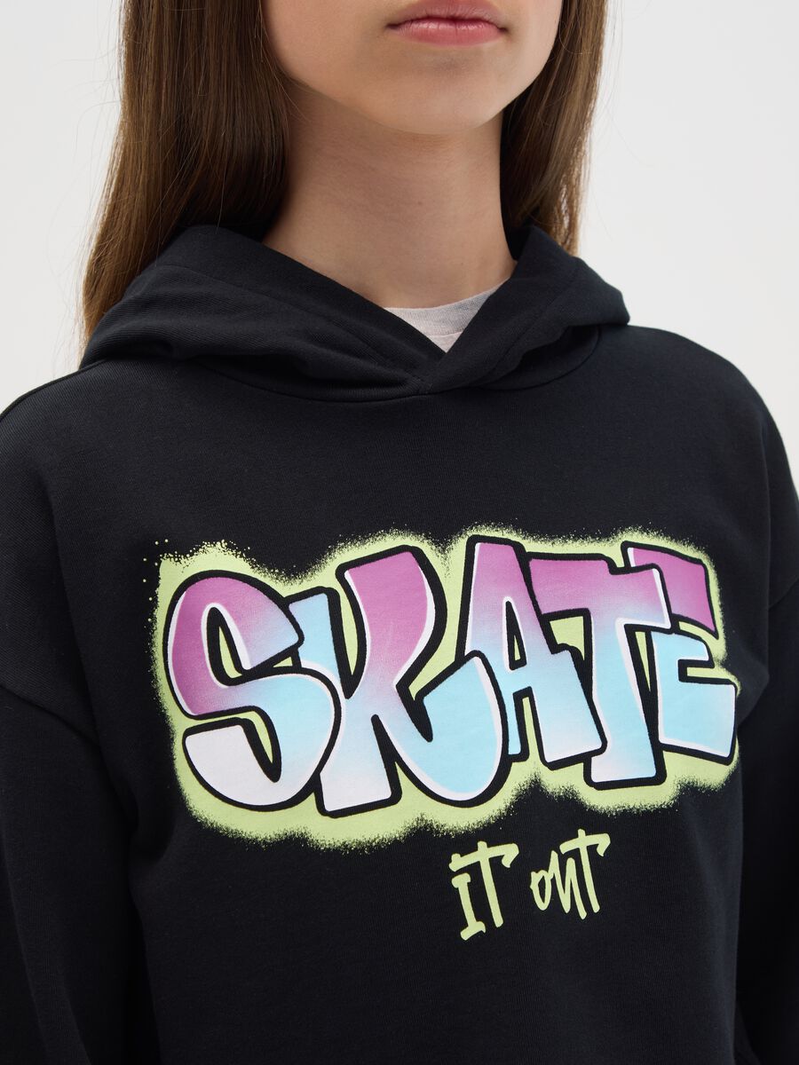 Cropped hoodie with “Skate it out” print_2
