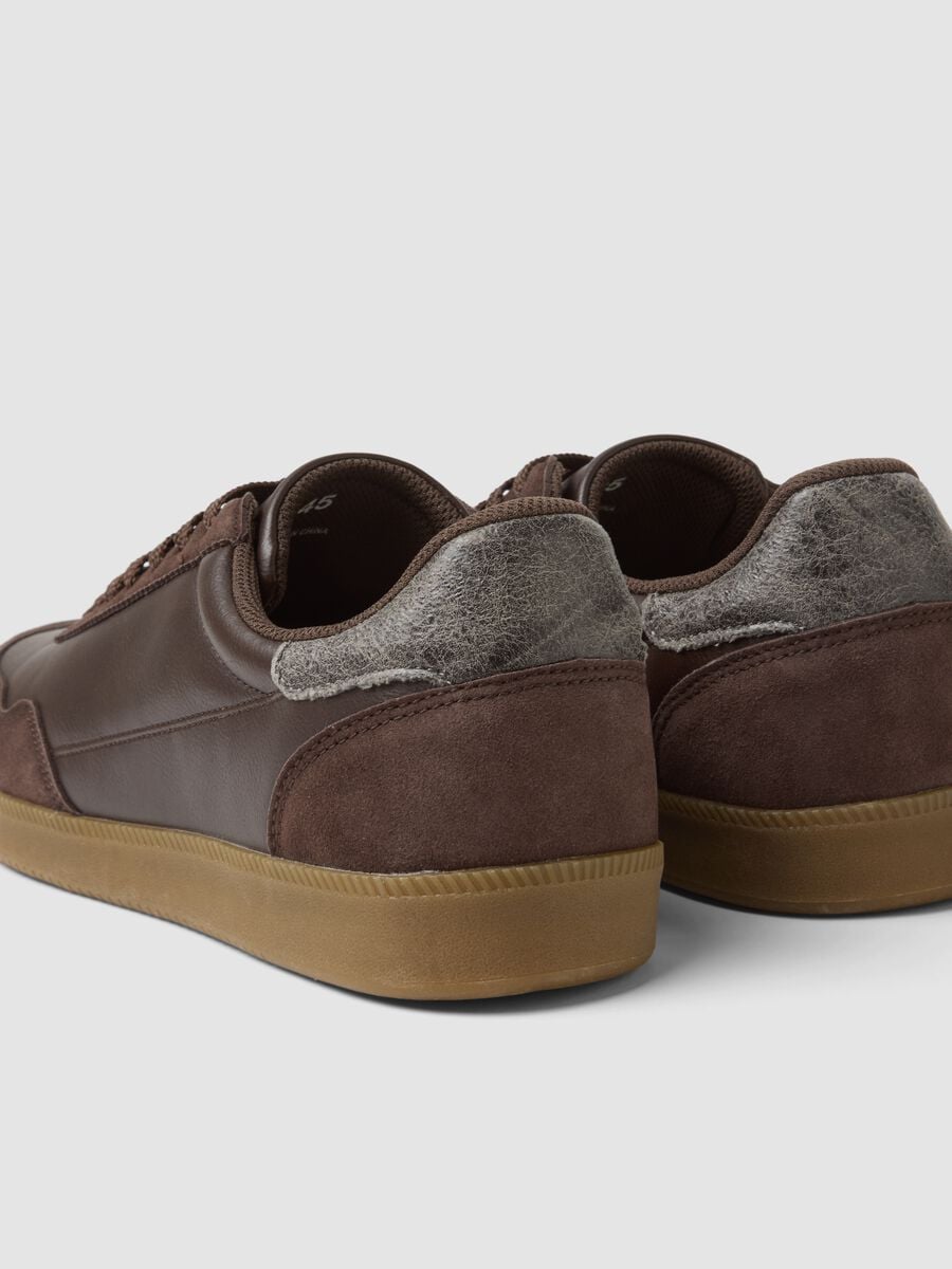 Sneakers marroni casual con suola a contrasto_1
