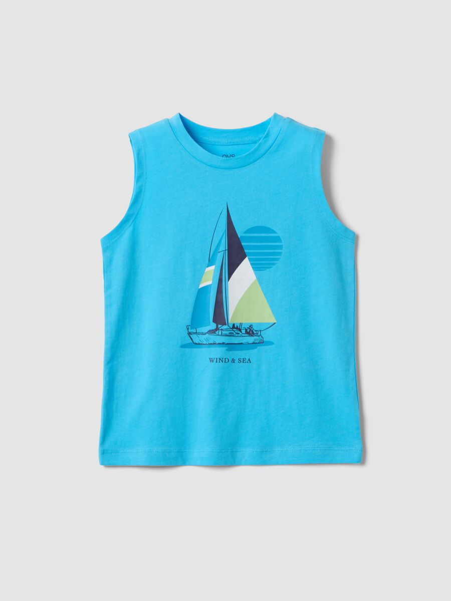 Canotta azzurra in puro cotone da bambino con stampa barca a vela_0