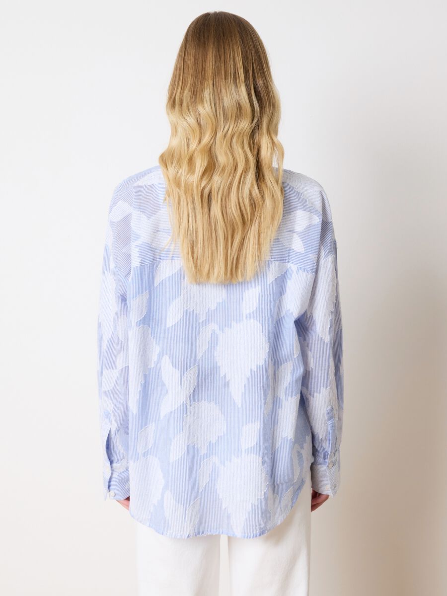 Shirt with thin stripes and embroidery_3