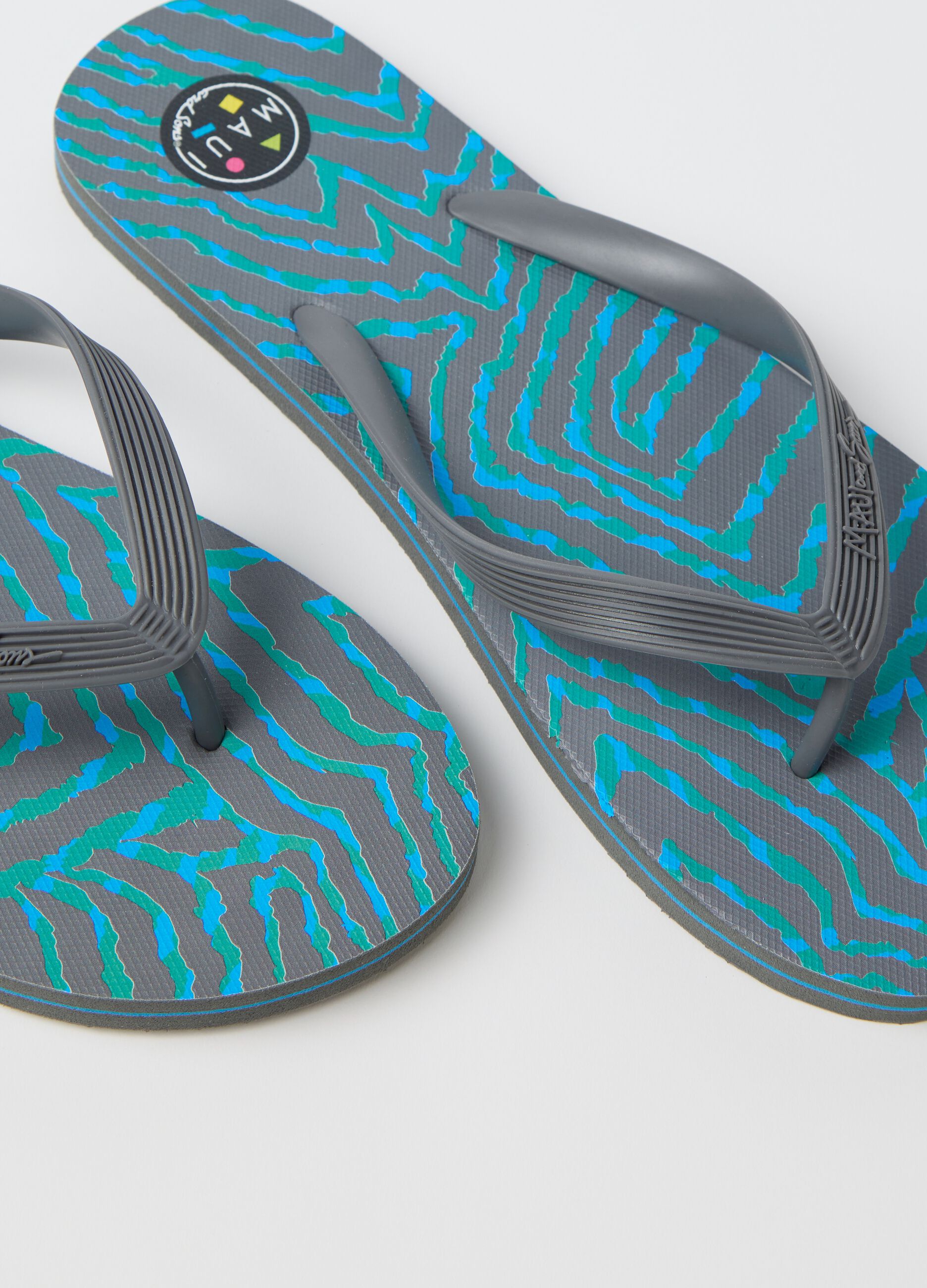 Maui and Sons grey flip flops with print