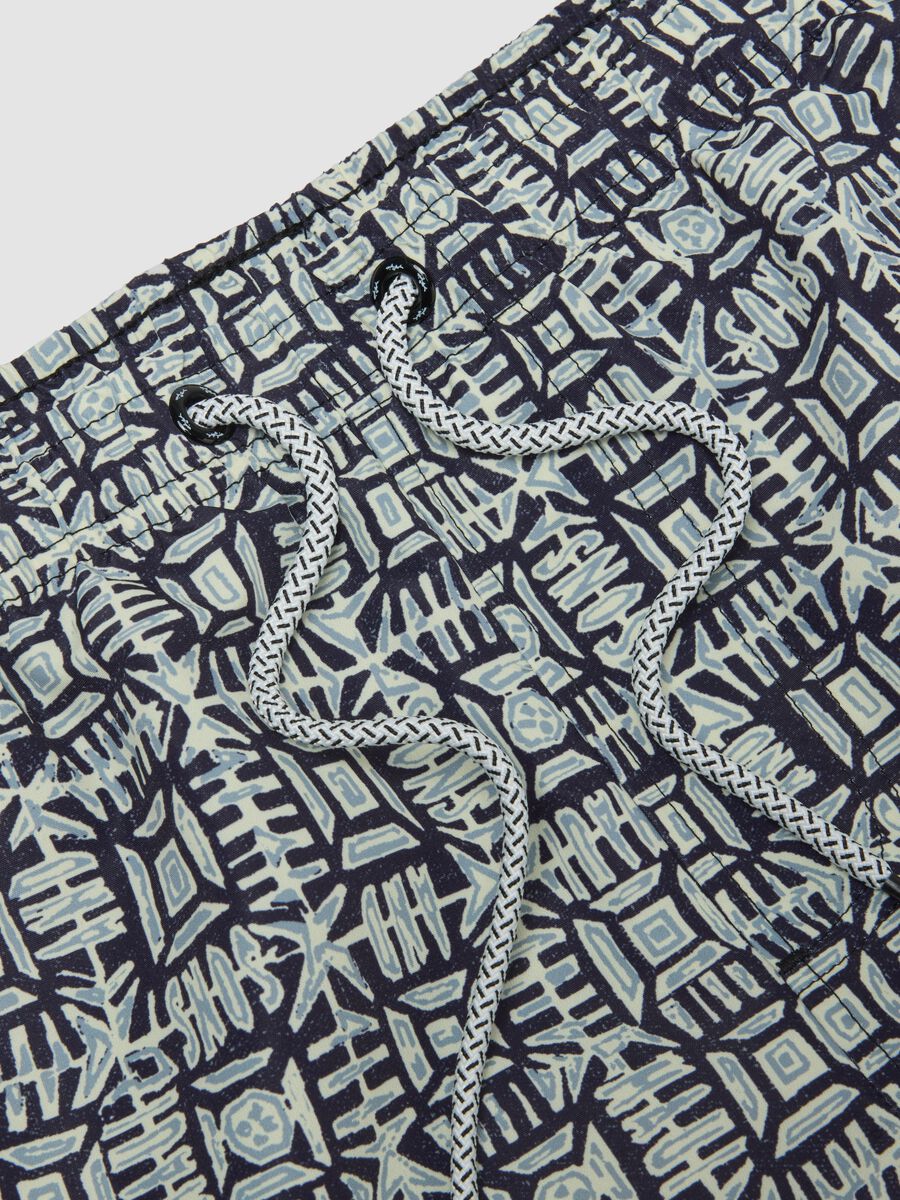 Boxer da mare con fantasia geometrica multicolor_5