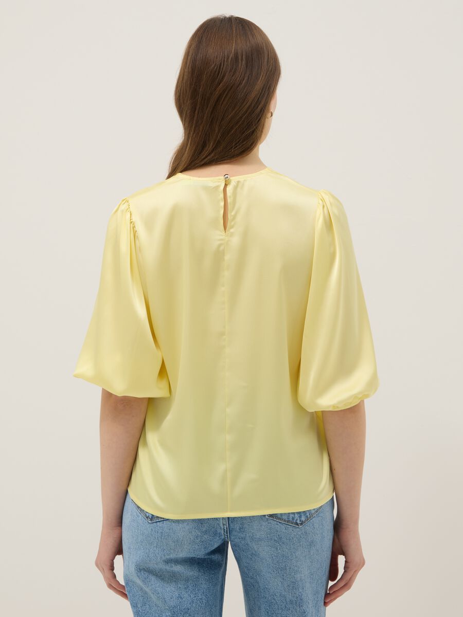 Maglia a maniche lunghe gialla regular fit con chiusura a goccia_3