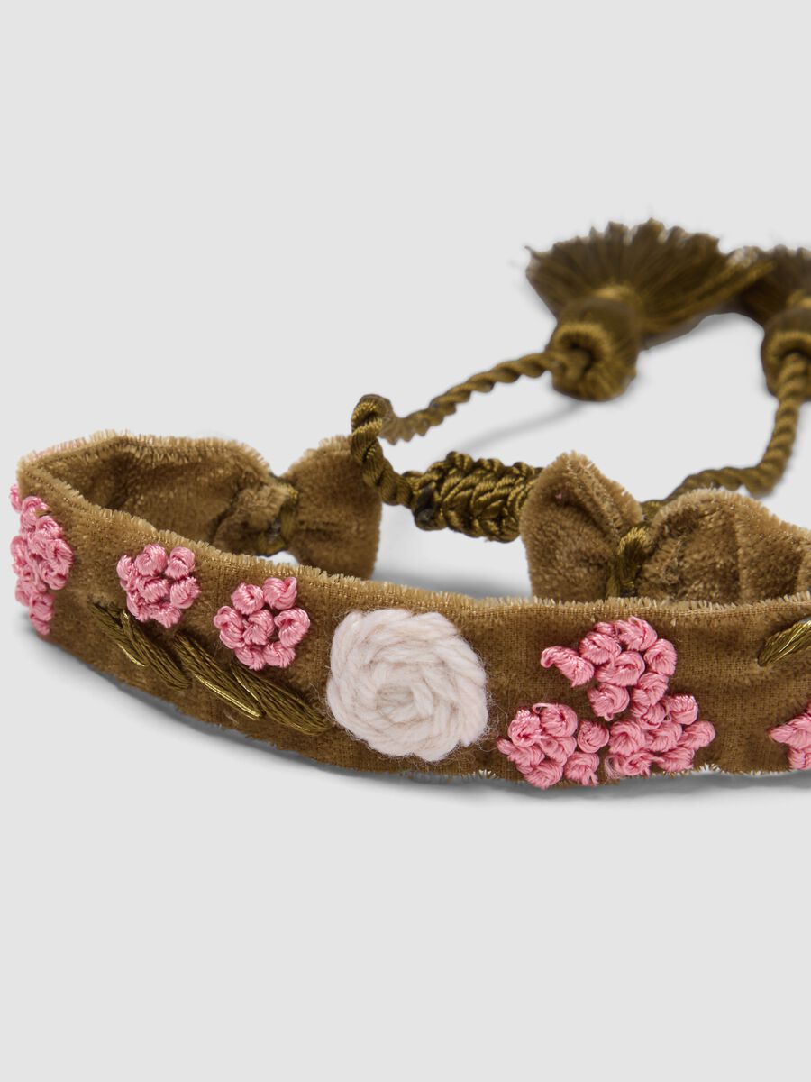 Green bracelet with embroidered flowers and tassels_1